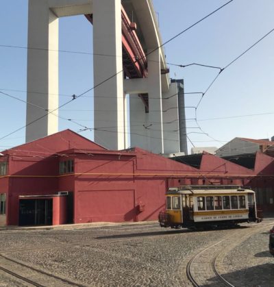 Carris - Historische Straßenbahn unter der Ponte de 25 Abril (Brücke des 25. April) in Lissabon